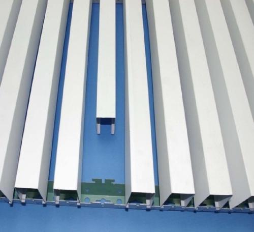 張掖鋁扣板廠家-跟著鋁扣板生產廠家學怎么解決鋁單板保護膜怎么撕