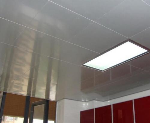 漏空的鋁扣板天花-鋁扣板天花挑空別墅大廳效果圖-鏤空花型的鋁扣板