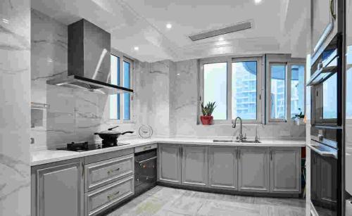 涼臺(tái)集成吊頂好嗎-陽(yáng)臺(tái)安裝鋁扣板吊頂合適嗎