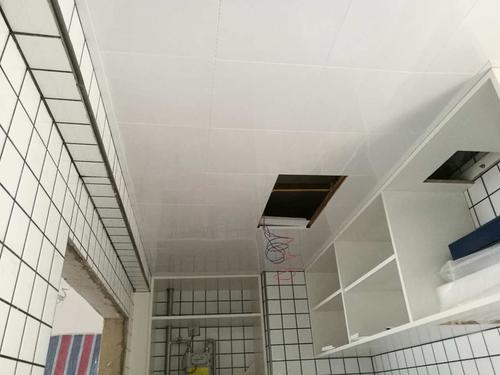 鋁扣板吊頂包粱-包工包料扣板吊頂價格是多少