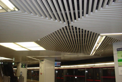 鋁扣板吊頂吊下來多少-衛生間集成吊頂多少不算貴