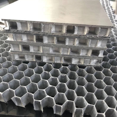 輕質(zhì)鋁扣板-看看客廳鋁扣板吊頂廠家講鋁扣板吊頂輔料龍骨怎么選