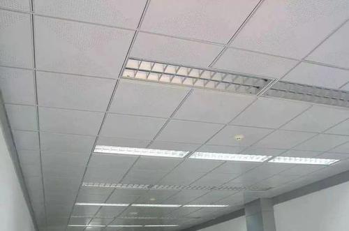 衛(wèi)生間吊鋁扣板裝-衛(wèi)生間集成吊頂?shù)碾娖髟趺囱b