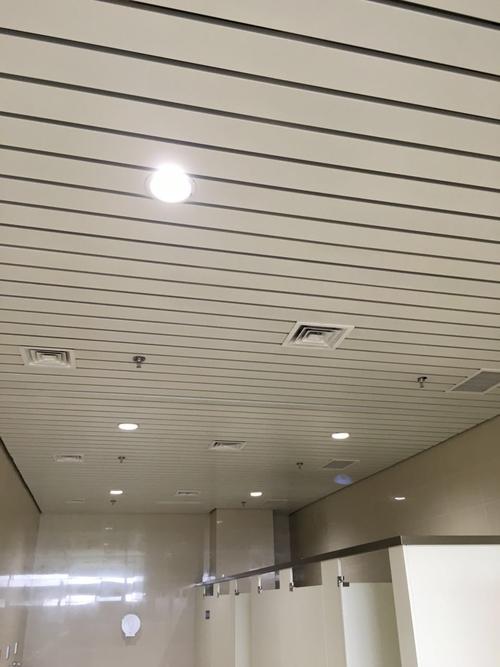 長沙鋁扣板生產廠家-客廳鋁扣板吊頂優缺點