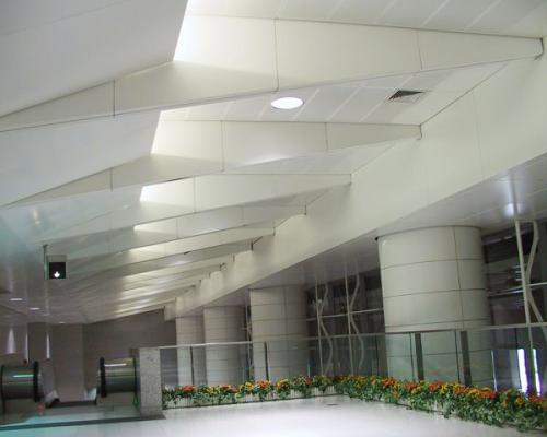 室內鋁單板哪家好-室內仿木紋鋁單板與室內實木板比較和加工說明