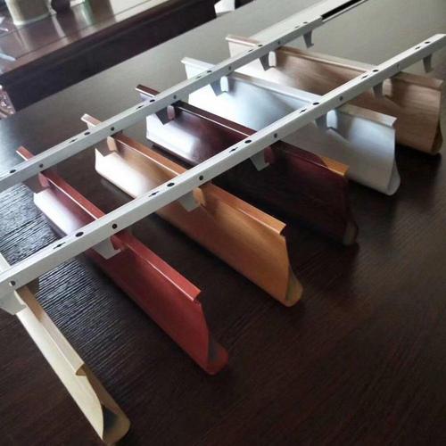 辦公室吊頂鋁方通-辦公室鋁扣板吊頂?shù)挠檬裁搭伾?guī)格更適合呢