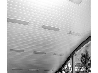 鋁條扣吊頂值不值的選？那當(dāng)然要聽鋁扣板生產(chǎn)廠家講一講！