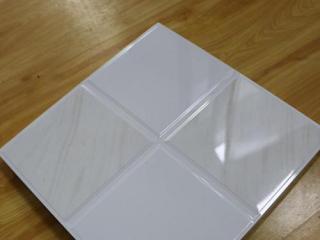 墻鋁扣板裝飾效圖-客廳鋁蜂窩板吊頂實(shí)景圖