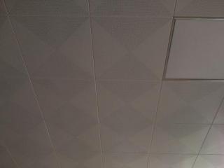 辦公樓鋁扣板生產-工程鋁扣板批發廠家之辦公室鋁天花吊頂好看嗎